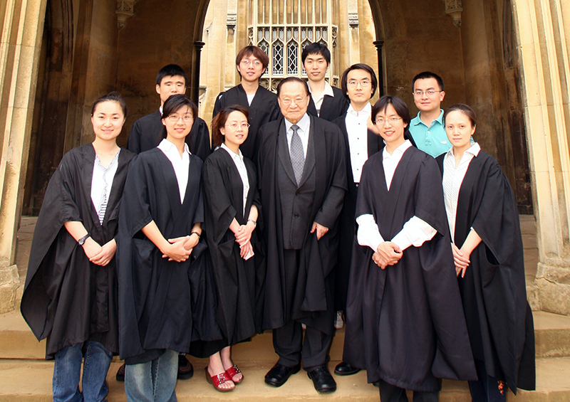 Louis Cha with members of the Faculty of Asian and Middle Eastern Studies