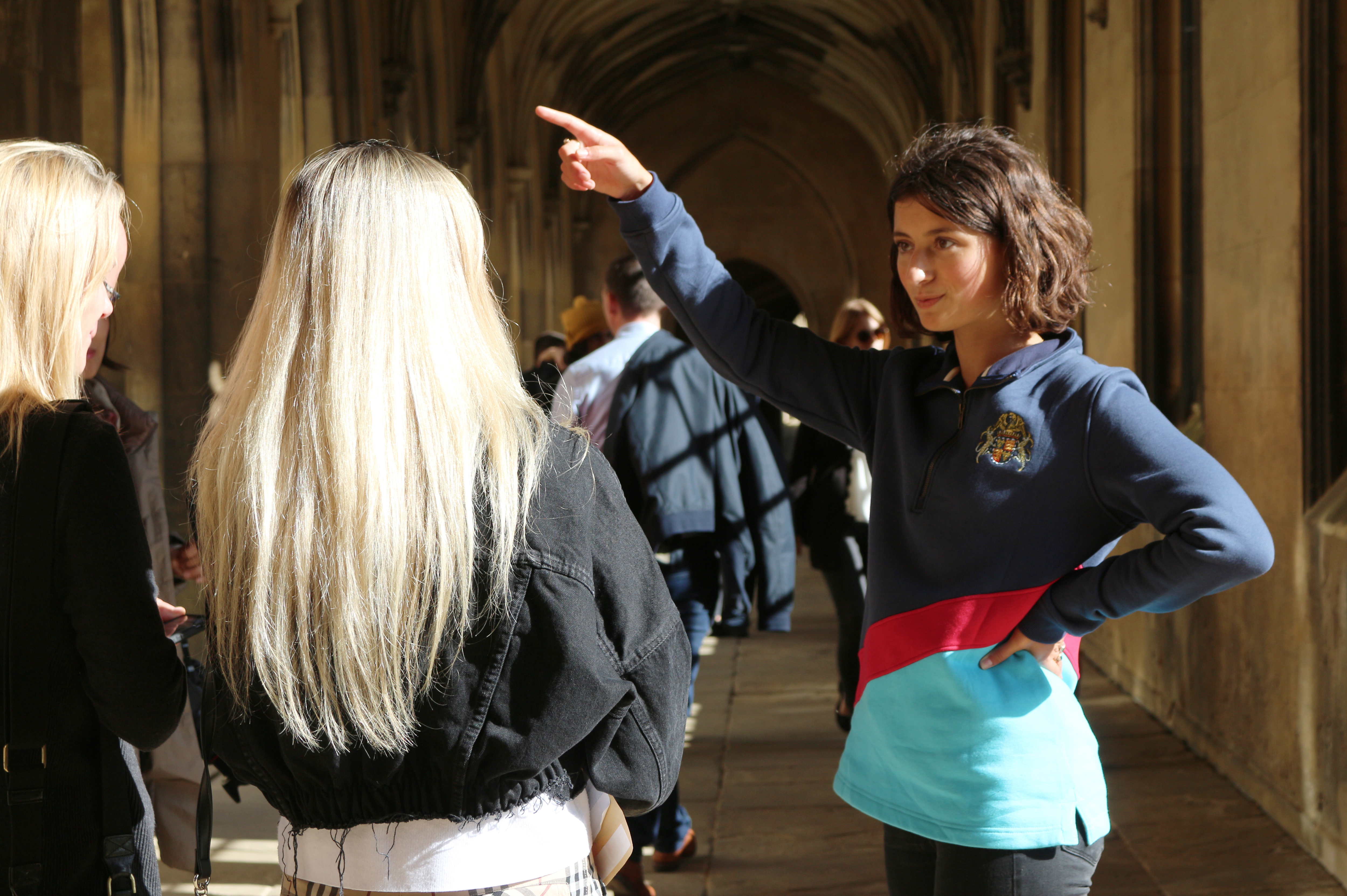 A member of the JCR helps a student find her room